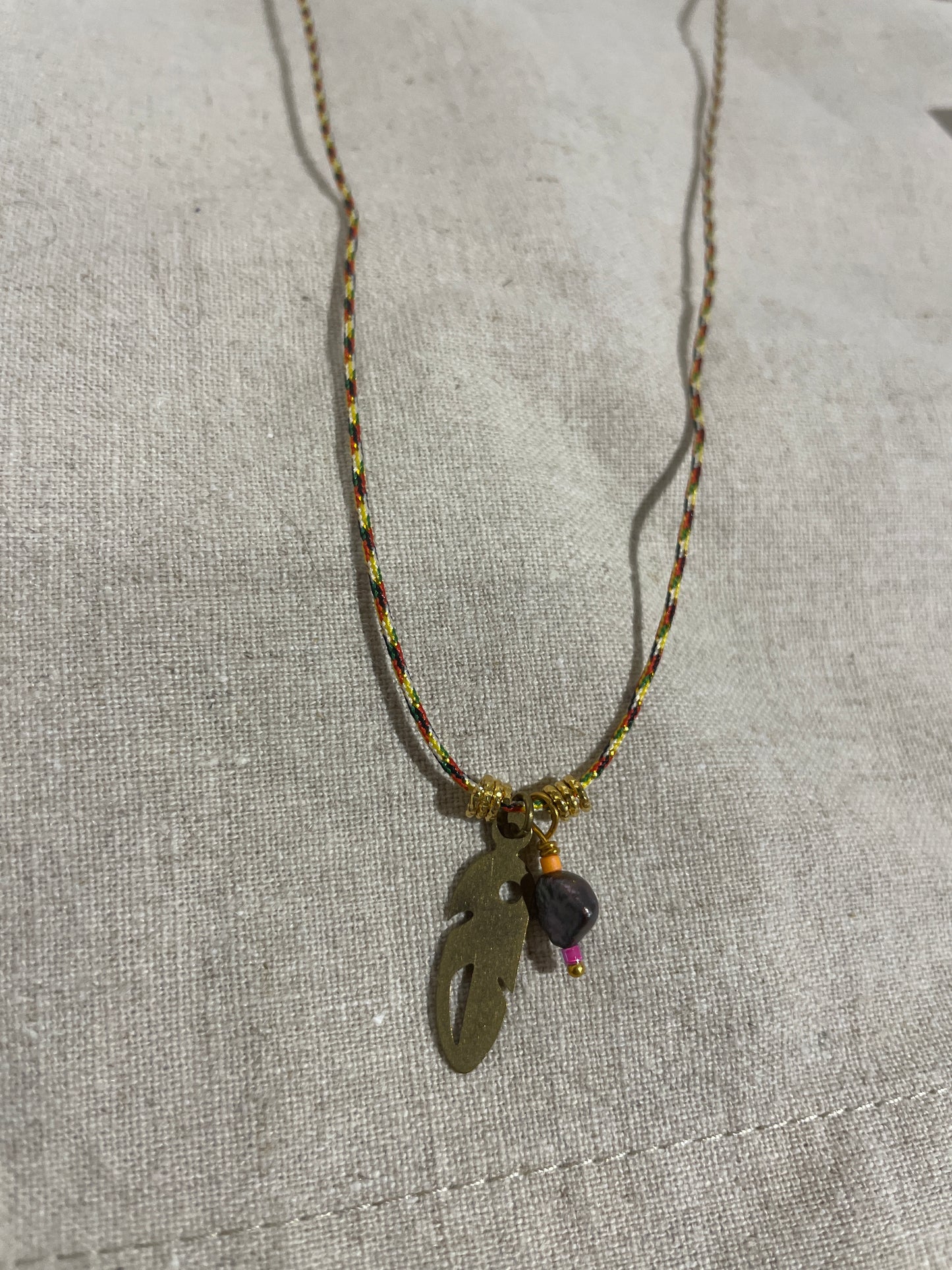 Collier cordon plume
